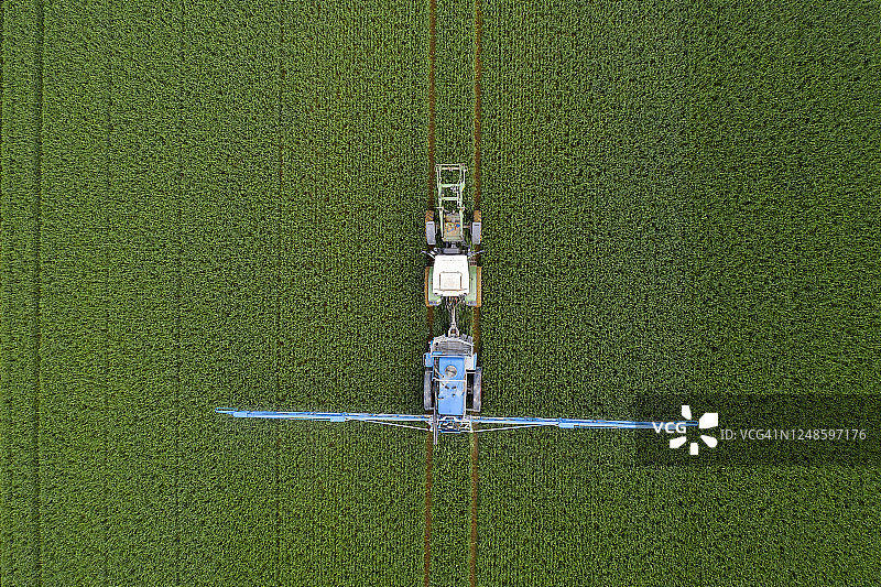 拖拉机喷洒麦田航拍图片素材