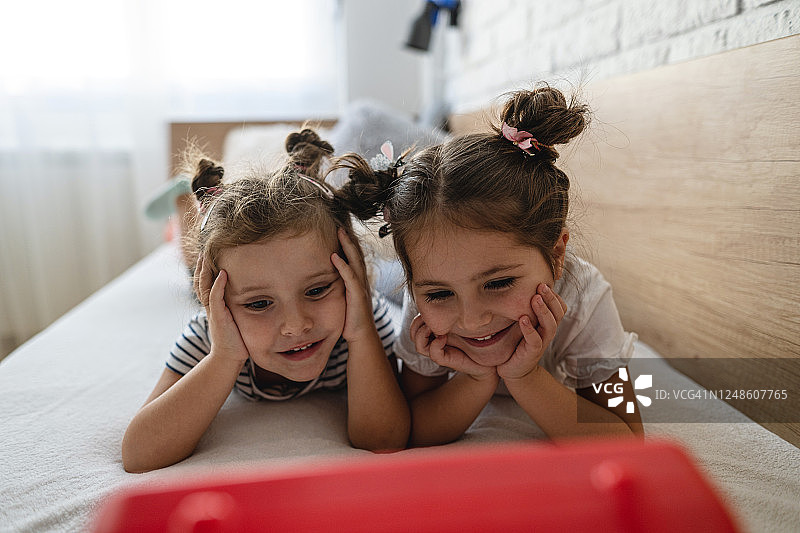 在家中享受轻松一天的快乐女孩们图片素材