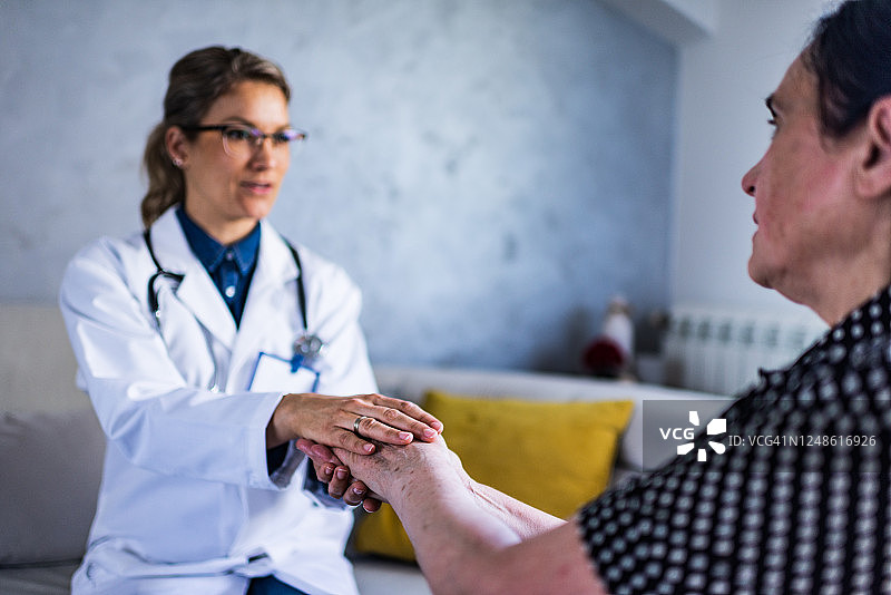 医疗保健工作者家访图片素材