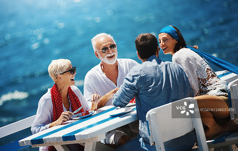 参加航海巡游的家庭图片素材