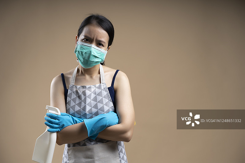 亚洲女性居家大扫除，预防新冠疫情，进行14天隔离图片素材