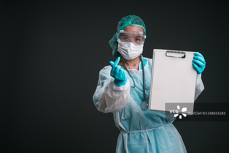 特写：亚洲女医生戴防护面罩和PPE防护服，为阻止新冠病毒爆发而战图片素材