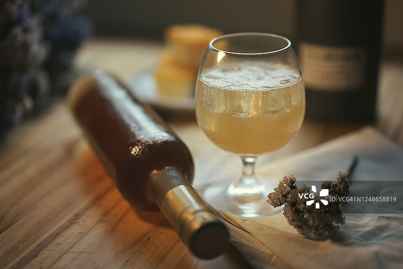 木桌上的日式梅酒鸡尾酒特写图片素材