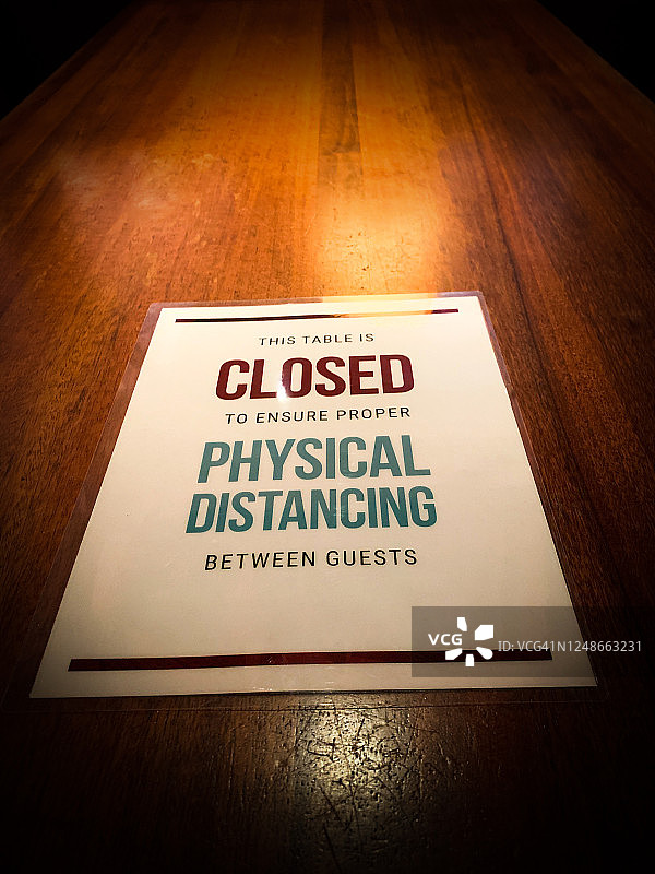 已关闭和消毒的桌子图片素材