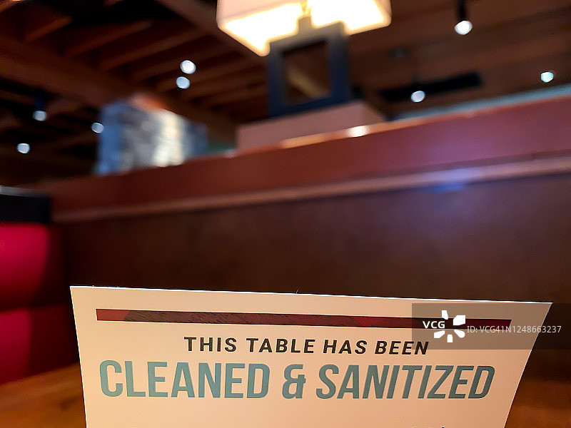 已关闭和消毒的桌子图片素材