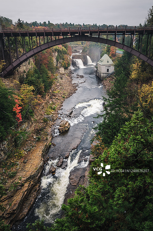 彩虹瀑布与奥塞布尔峡谷大桥图片素材
