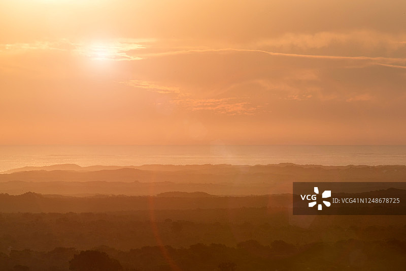 山顶沙漠和日落图片素材