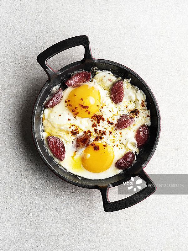 铸铁锅煎蛋香肠图片素材