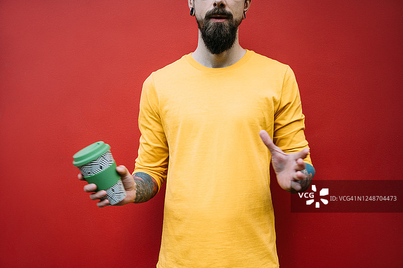 男子抛掷咖啡杯图片素材