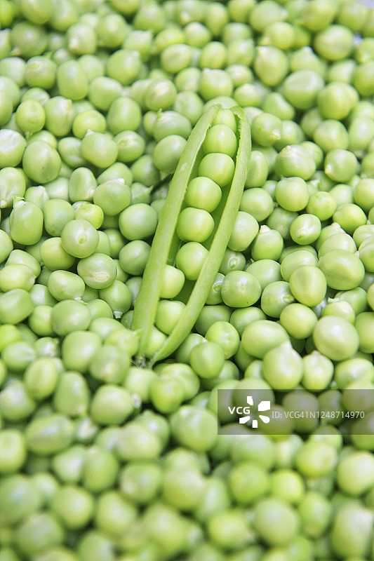 豌豆荚和剥皮的青豌豆图片素材
