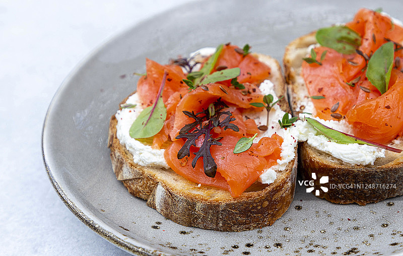搭配奶油奶酪和烟熏三文鱼的切片手工面包图片素材