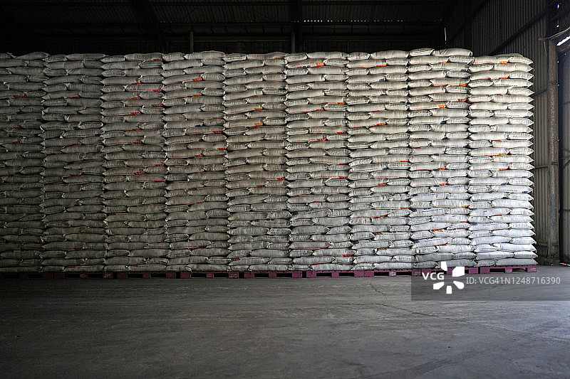 仓库中的米袋图片素材