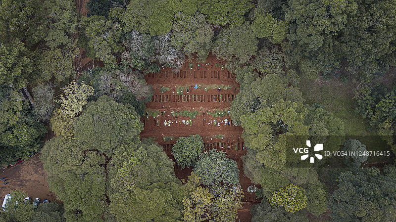 墓地里的开放式坟墓图片素材