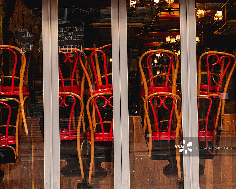 堆叠在桌子上的椅子图片素材