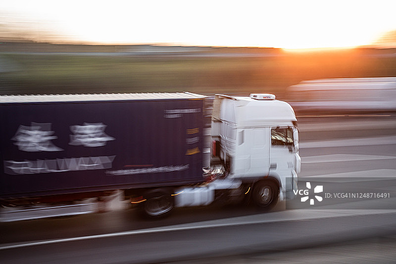 日出时的运输卡车图片素材