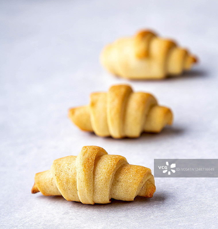 一排三个羊角形饼干图片素材