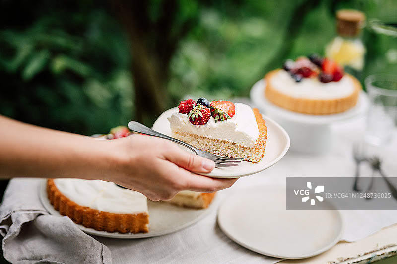 女人提供美味的水果蛋糕图片素材