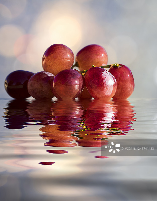 阳光照耀水面红葡萄图片素材