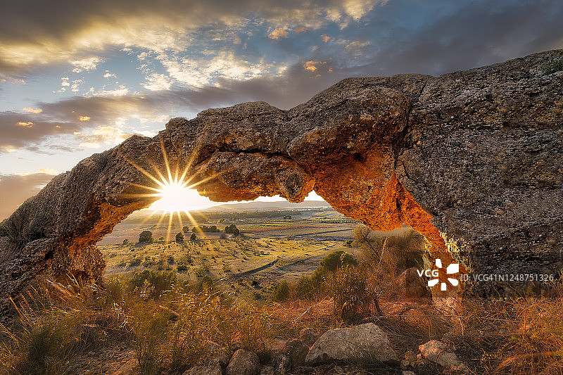 大自然在向你眨眼：西班牙托瓦拉的Arc山图片素材
