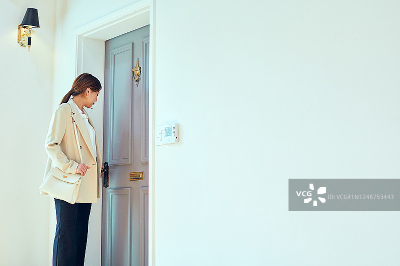 女人准备去上班图片素材