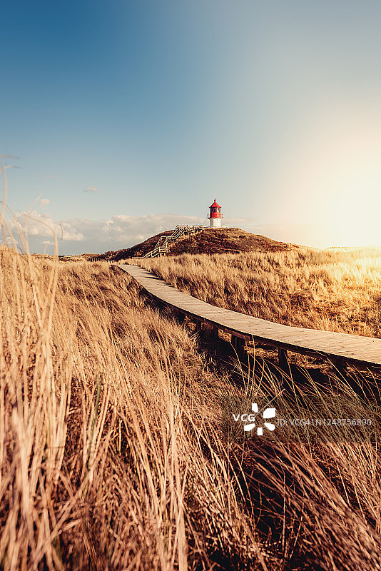 沙丘中的灯塔图片素材