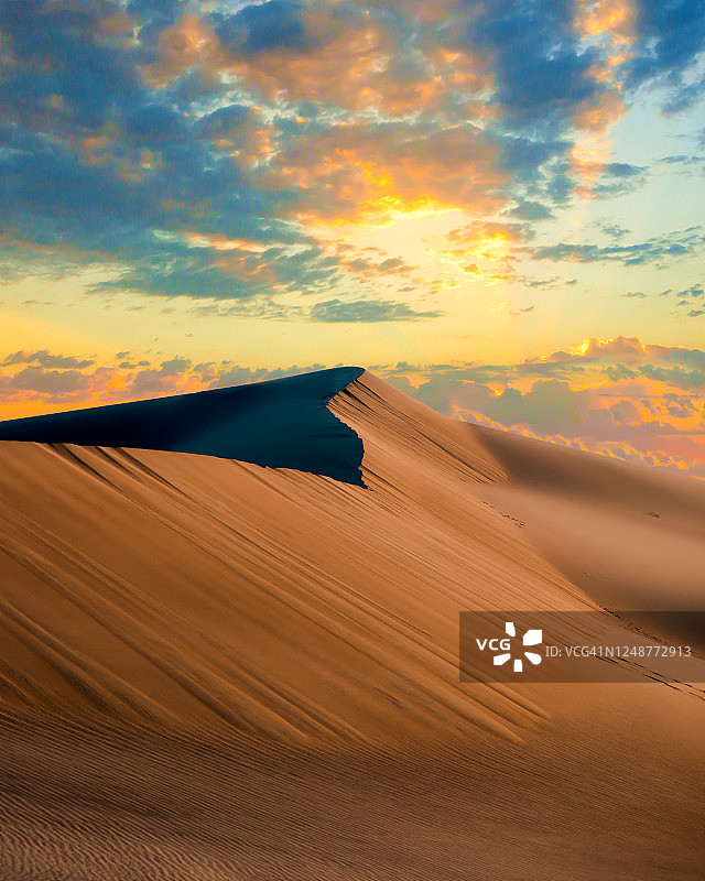 美国加州死亡谷梅斯基特平地沙丘日落沙漠景观图片素材