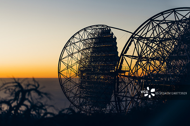 西班牙加那利群岛拉帕尔马岛观测台日落时分的天文望远镜轮廓图片素材