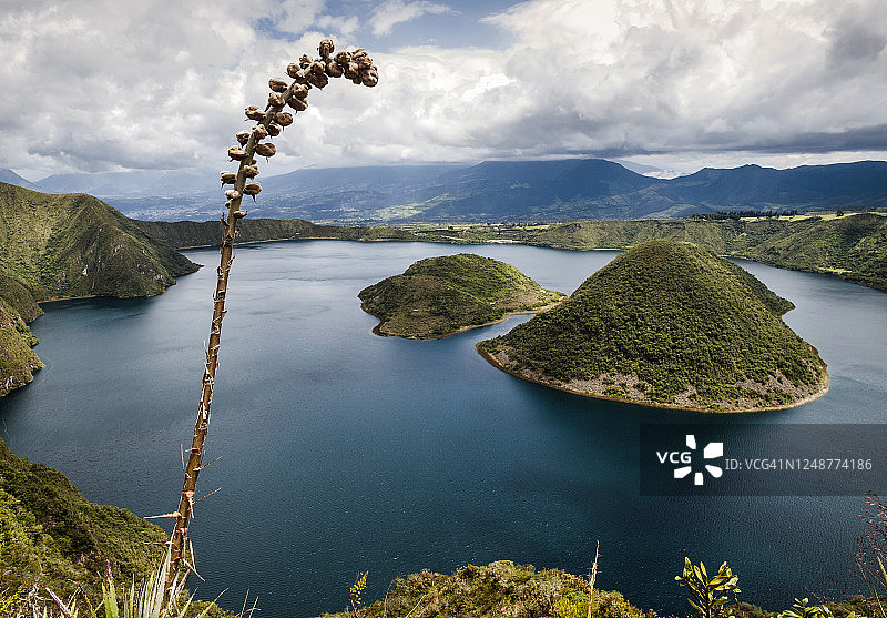厄瓜多尔安第斯山脉西部因巴布拉省奥塔瓦洛附近的奎科查湖图片素材