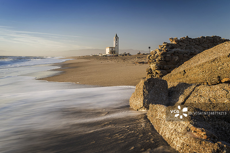 西班牙安达卢西亚拉斯萨利纳斯海滩的圣米格尔教堂图片素材