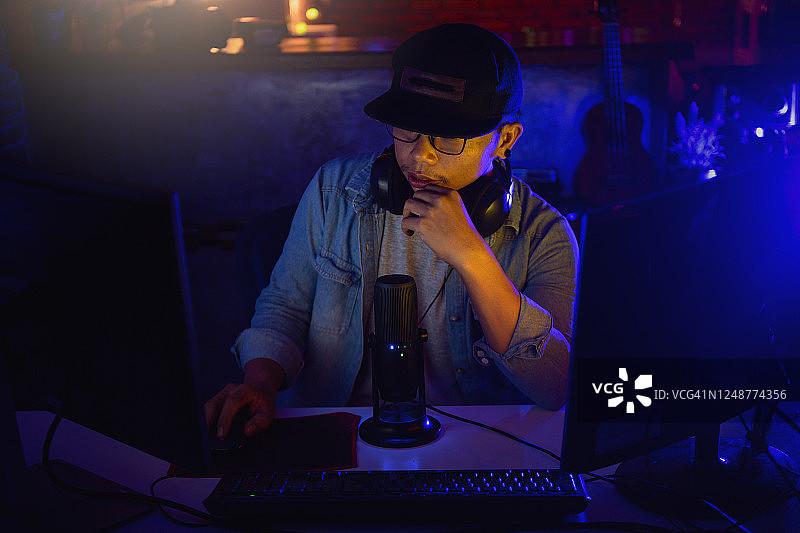 在线直播的男人图片素材