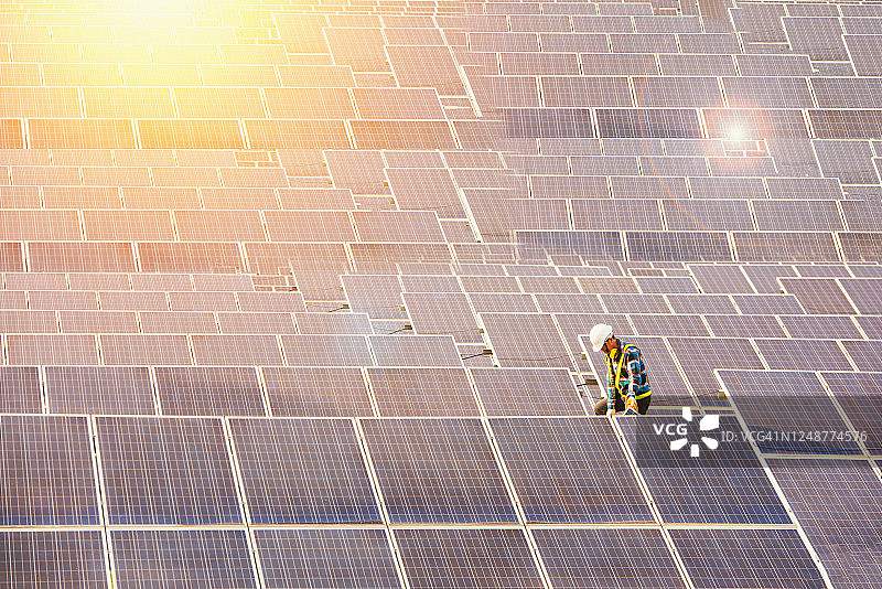 泰国工程师在太阳能电站工作肖像图片素材
