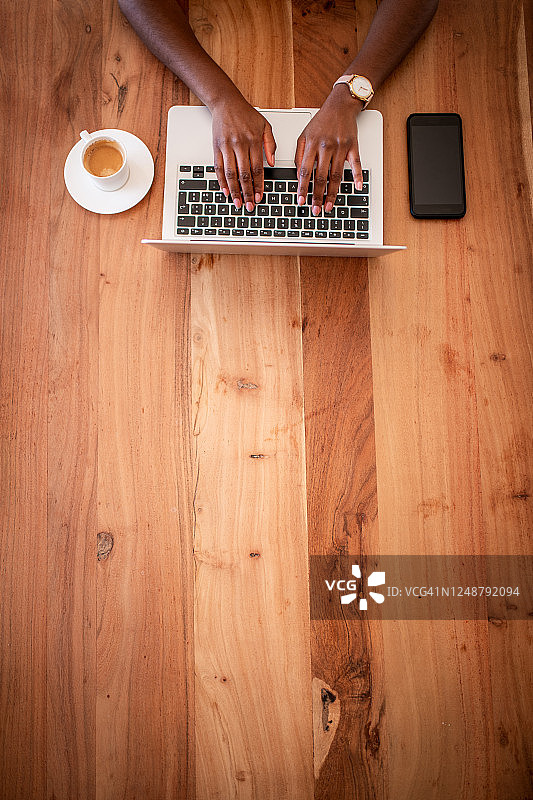 用笔记本电脑工作的女性图片素材