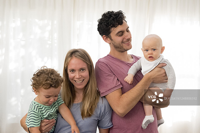 年轻的四口之家和爱吵闹的孩子图片素材