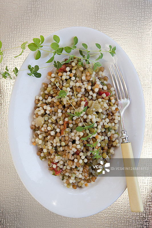 百里香风味古斯米沙拉与复古叉子图片素材