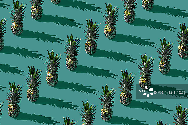 绿色背景上的菠萝重复图案图片素材