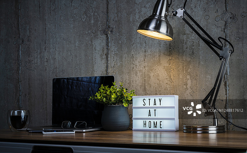 工作区灯箱上的居家隔离提示，医疗保健概念图片素材