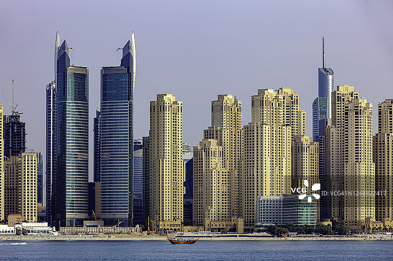 从海湾眺望朱美拉海滩住宅区图片素材