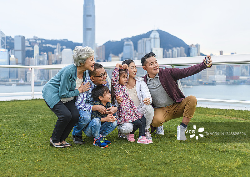 中国大家庭在海运码头甲板上自拍图片素材