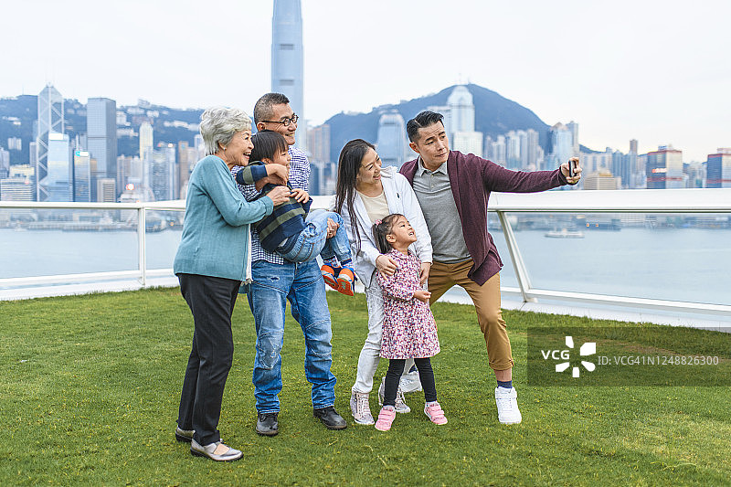 在海运码头甲板上自拍的中国家庭图片素材