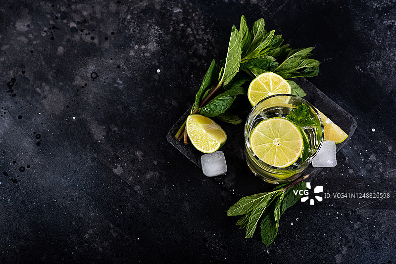 乡村风格桌子上的莫吉托鸡尾酒特写图片素材