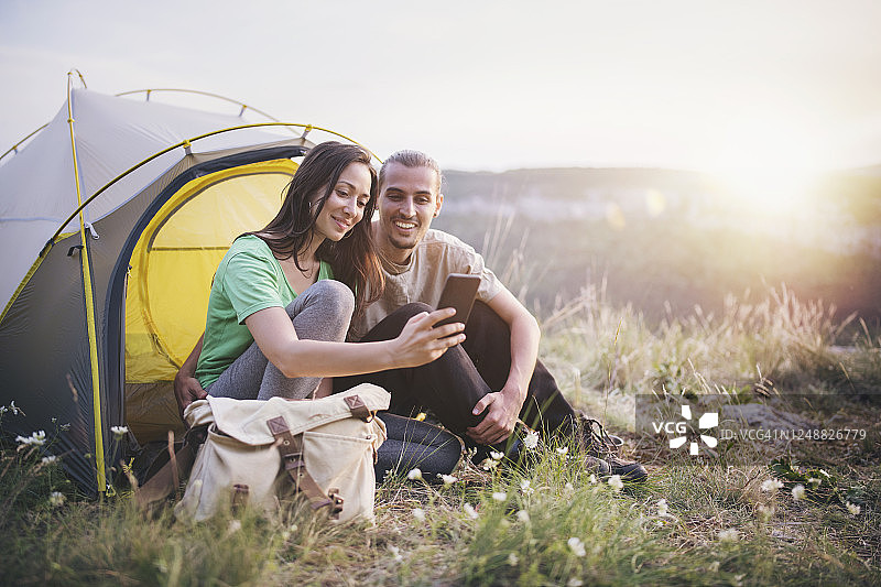 在山里露营的年轻情侣图片素材