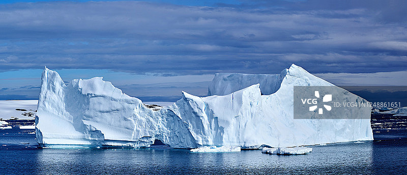南极洲海水中漂浮的冰山图片素材