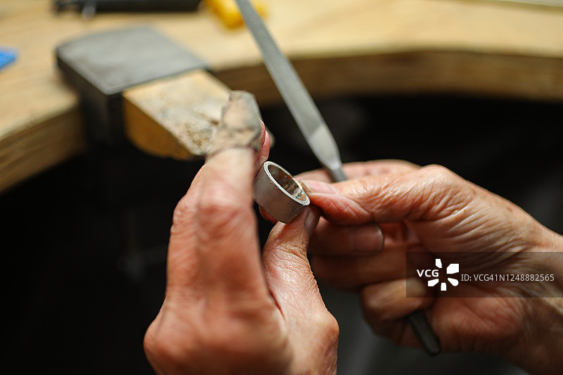 珠宝商用手锉制作银戒指图片素材