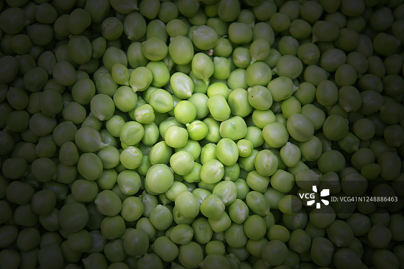 低光下的去皮绿豌豆图片素材