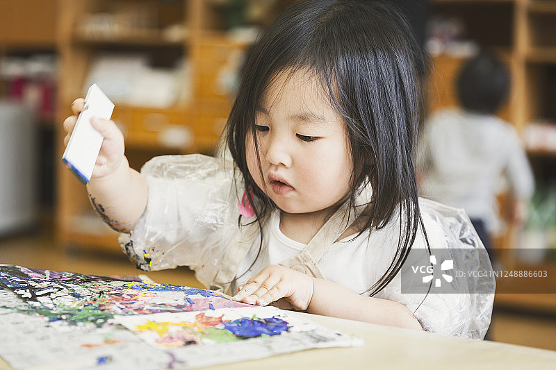 女孩用颜料画画图片素材