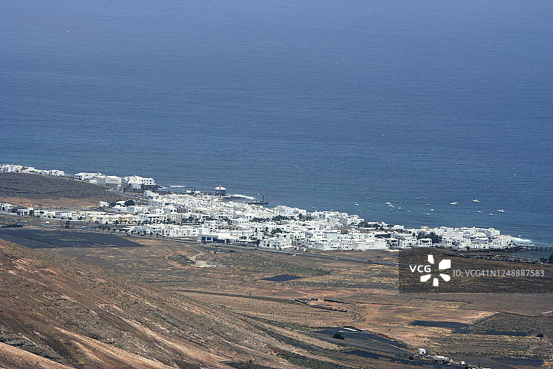 海边的卡门港村庄图片素材