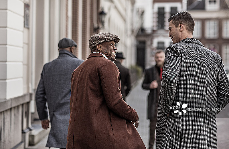 老城里的复古黑帮男士图片素材