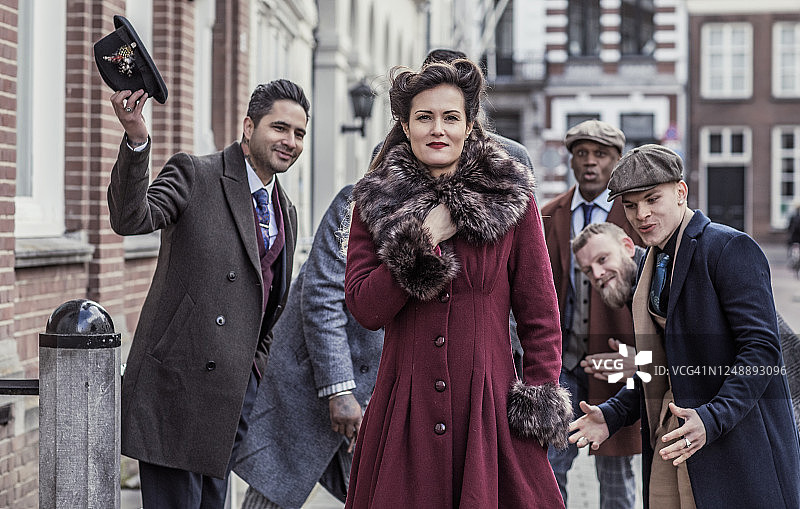 旧城里一位复古黑帮女性的特写图片素材