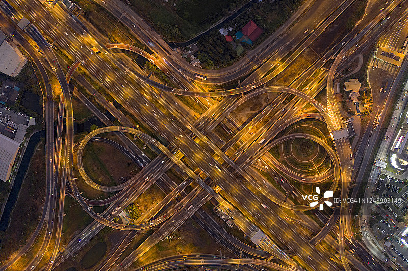 高速公路上的夜间灯光图片素材