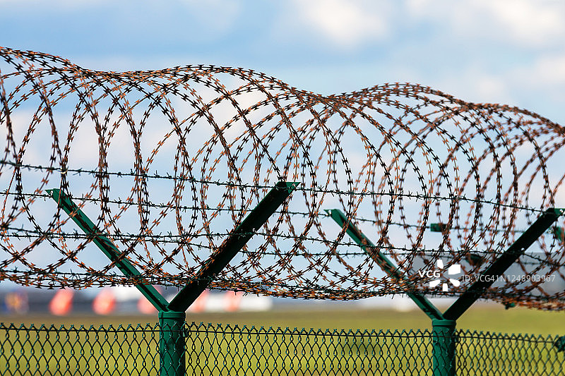 带刺铁丝网的栅栏图片素材